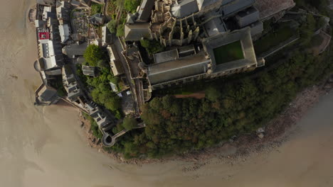 Vista-Aérea-De-Las-Aves-Del-Castillo-De-Mont-Saint-Michel-En-Francia-1