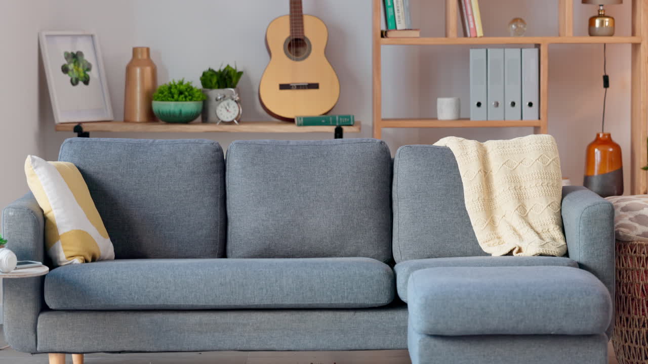 피곤하고 지루한 여자가 소파에 떨어집니다.