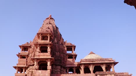 Arquitectura-Del-Antiguo-Templo-Hindú-De-Piedra-Roja-Desde-Un-ángulo-único-En-El-Día