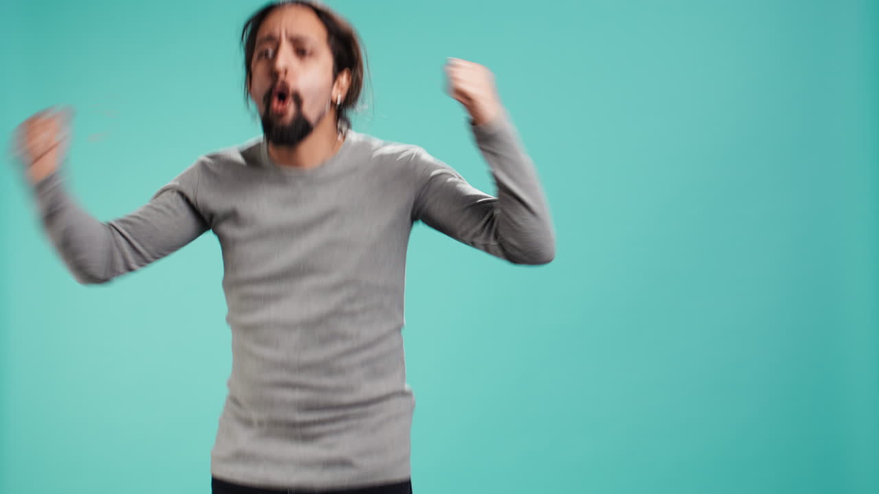 좋아하는 스포츠 팀 을 응원 하는 동안 기 으로 기 으로 뛰어다니는 사람