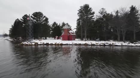 Video-De-Drones-4k-Del-Faro-De-Sandpoint-En-Baraga,-Michigan-En-El-Invierno