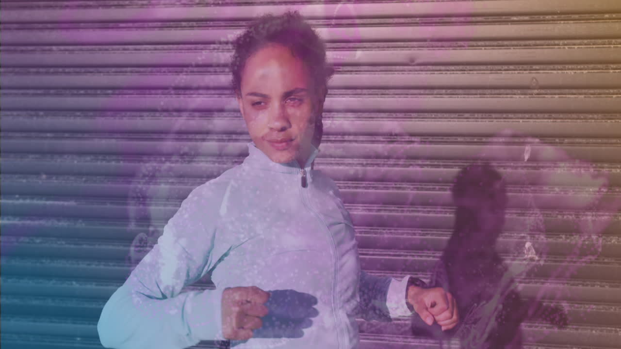 animación de manchas blancas sobre mujer biracial estirándose al aire libre