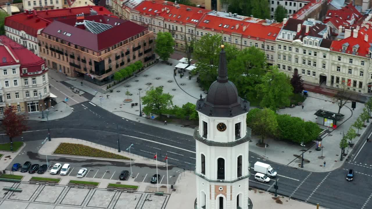 vista aérea del campanario de la catedral de vilnius en el casco antiguo, lituania