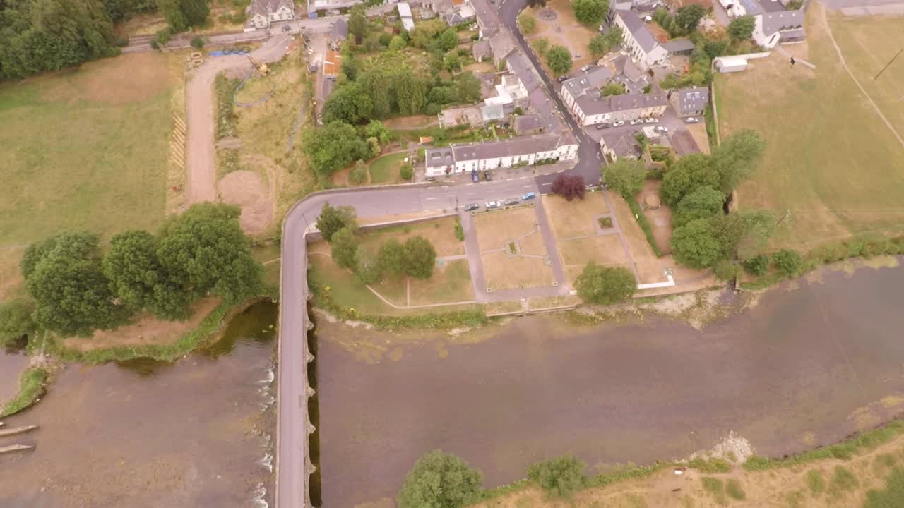 статический полет над красивой текущей рекой и старым кирпичным мостом-1