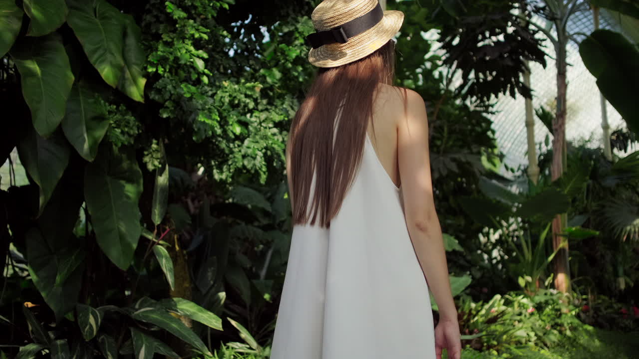 mujer en un invernadero