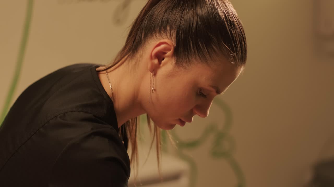 전문 마사지 테라피스트는 휴식 마사지를 수행합니다.