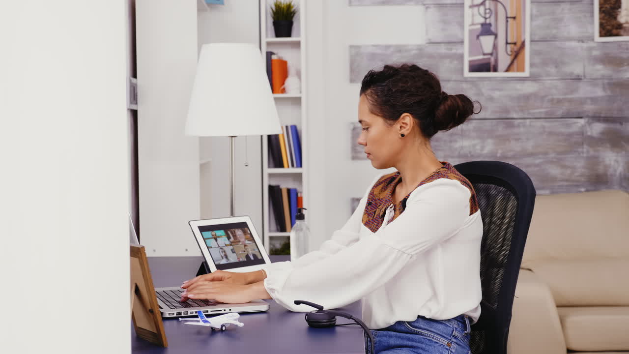 vista lateral de una mujer trabajando en una computadora portátil