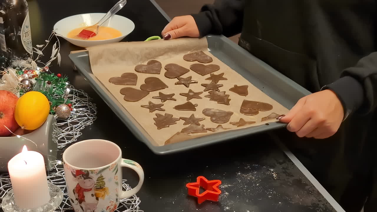 Kvinner på nært hold tar pepperkakeformer, hjemmelaget småkake til baking.