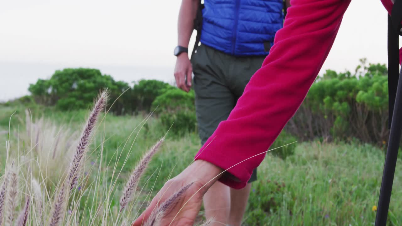 고령 부부 가 자연 에서 함께 산책 하고 있다