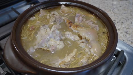 Rezept-Für-Schweineknochensuppe-Mit-Ginseng,-Zoom,-Verfolgung-Verfolgen