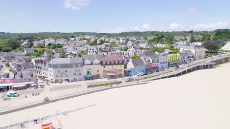 el pintoresco pueblo de crozon breton en francia y la playa de arena blanca