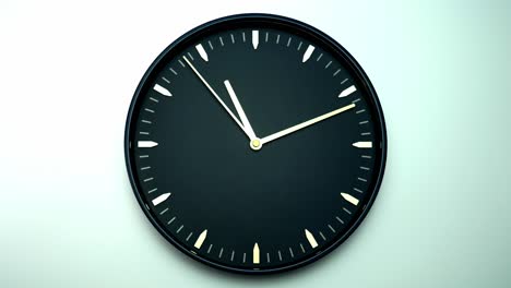 el reloj de pared negro dice la hora a las once.