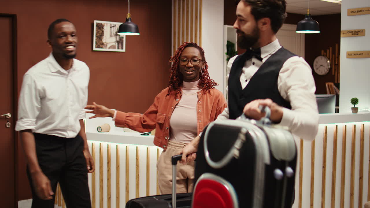 Turisti che fanno il check-out dall'hotel