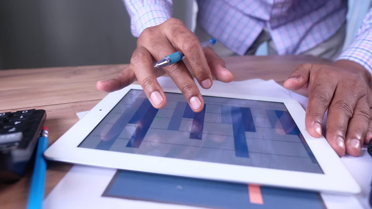 analista de negocios revisando los datos en la tableta