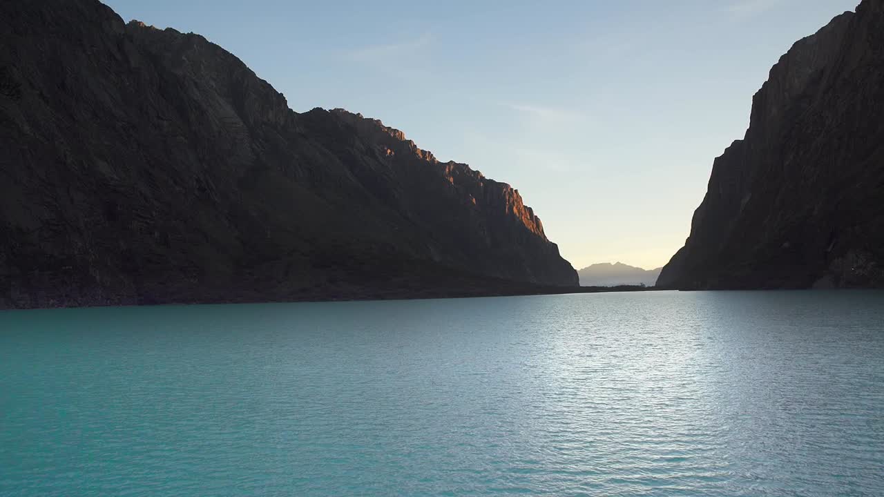 ensenada mágica y relajante formada en las montañas con un sereno reflejo azul del cielo despejado en lo alto de huaraz perú, agua con ondas