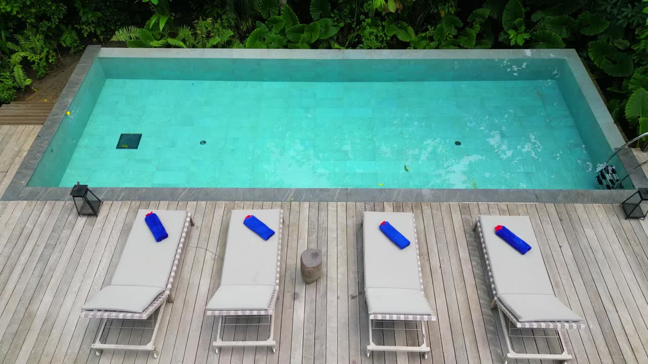 Luftaufnahme eines Luxuspools mit Strandliegen in einem Luxusresort, Príncipe-Insel, São Tomé, Afrika.
