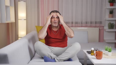 hombre con dolor de cabeza.