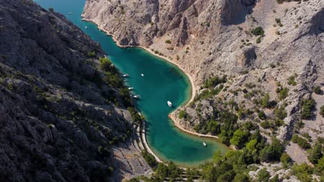 Jablanac-Shipwreck-in-Zavratnica-inlet,-Croatia