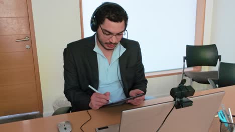 idea mapping on tablet: virtual meeting