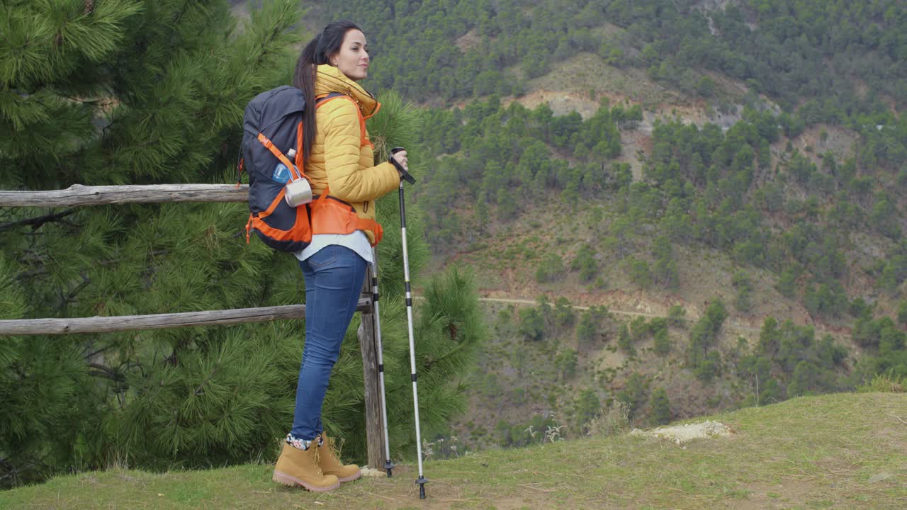 산악 고원 에서 산책 하는 젊은 여자