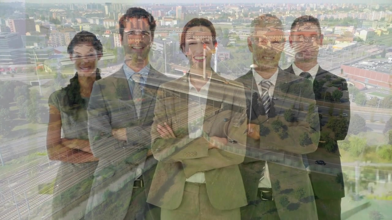 Team aziendale di cinque persone che si confronta mentre una sovrapposizione della città svanisce, rivelando binari e un parco per una presentazione.