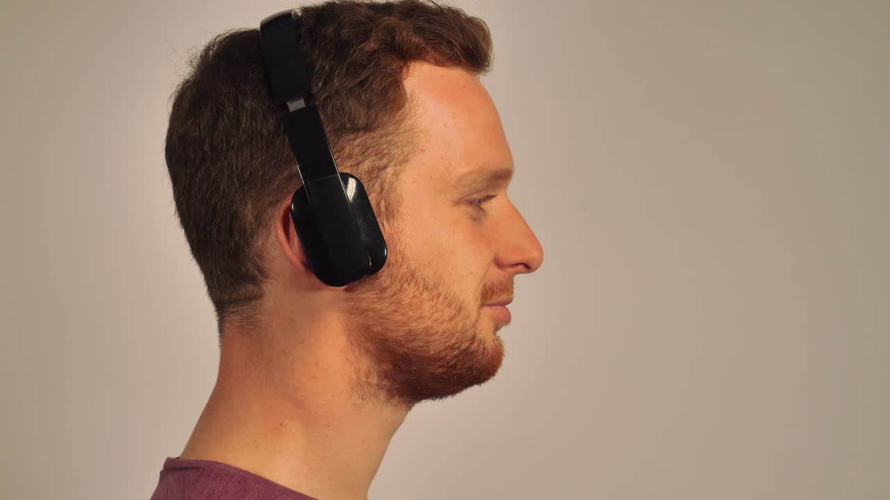 mitad de la cara de jengibre hombre usar auriculares baile