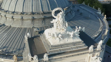 estatua del monumento del arte europeo en el techo de la ópera de odessa - teatro de ballet - rotación aérea del acercamiento del dron