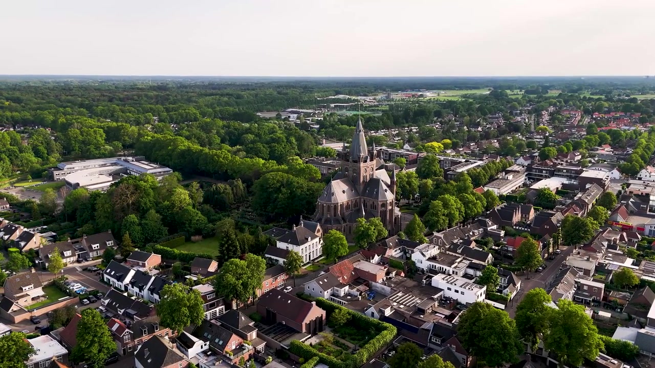 Flyfoto av en historisk kirke i en europeisk by