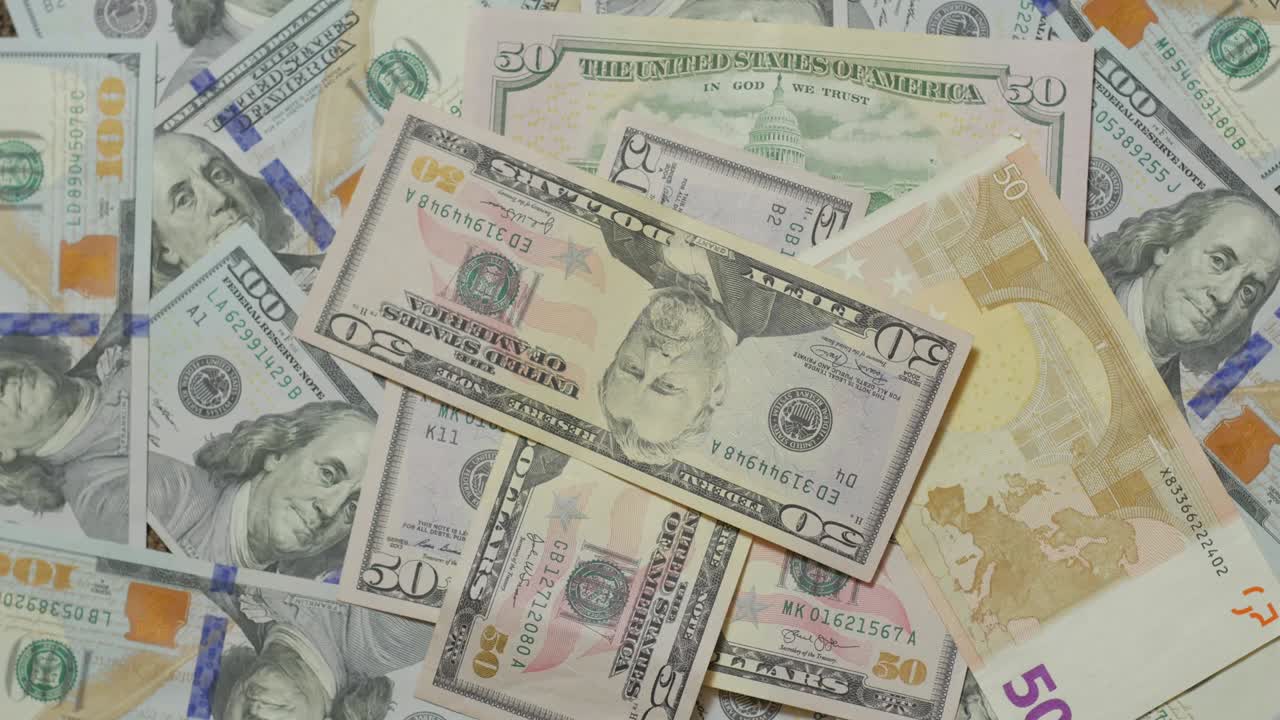 Pila de dólares y euros