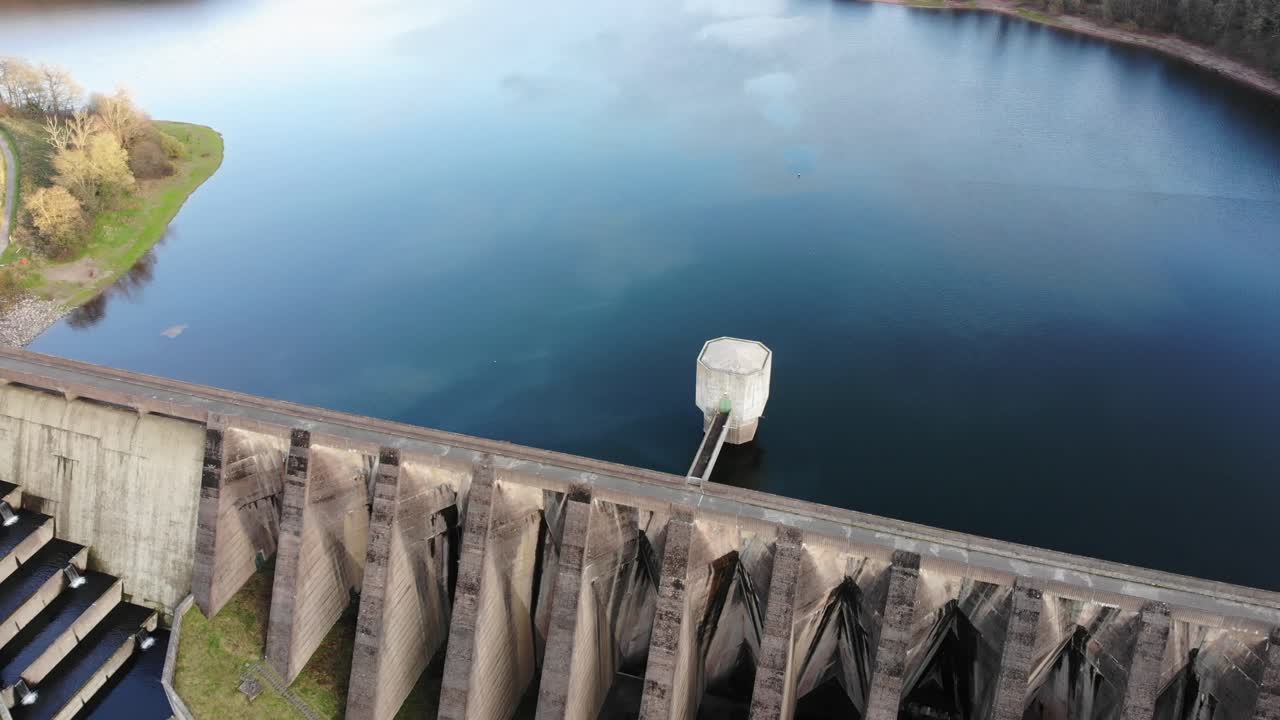 윔블볼 호수의 높은 벽으로 둘러싸인 콘크리트 댐의 공중