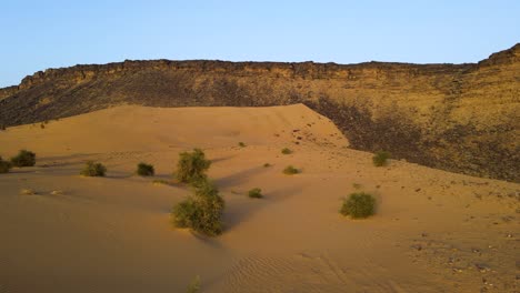 acantilados de dunas de arena en el desierto del sahara, mauritania, áfrica - establecimiento aéreo