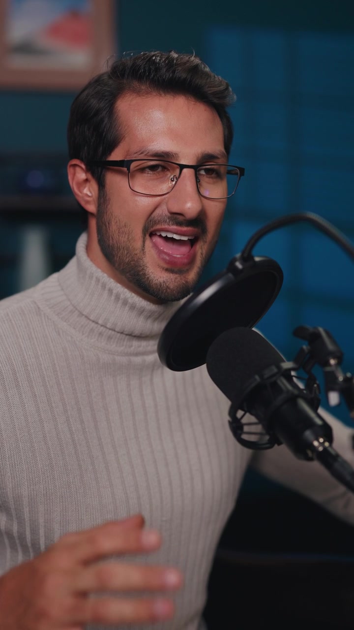 Giovane uomo che parla al microfono in uno studio professionale