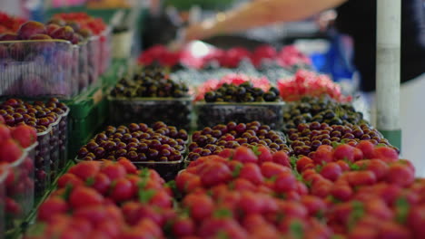 bayas frescas en un mercado de agricultores