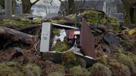 Abandoned-washing-machine-overgrown-by-nature-with-moss