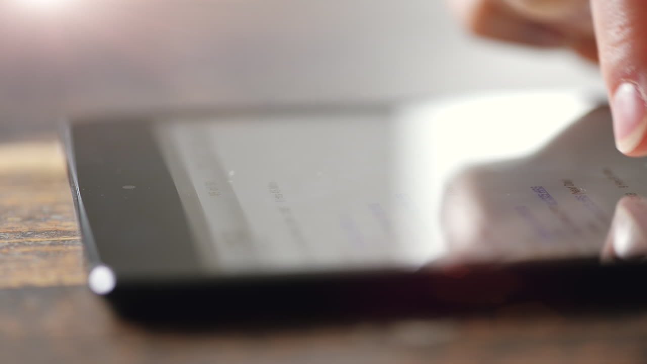 mujer de tableta con pantalla táctil