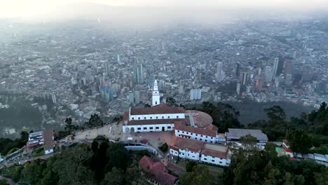 majestuosas vistas del centro de bogotá desde monserrate, vistas aéreas desde un drone