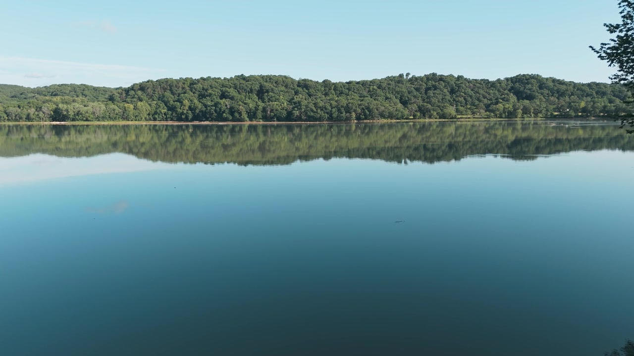 Rive du lac Eucha depuis le bord de la route sous les arbres dans la campagne de l'Oklahoma, vue aérienne d'ensemble, symétrie.