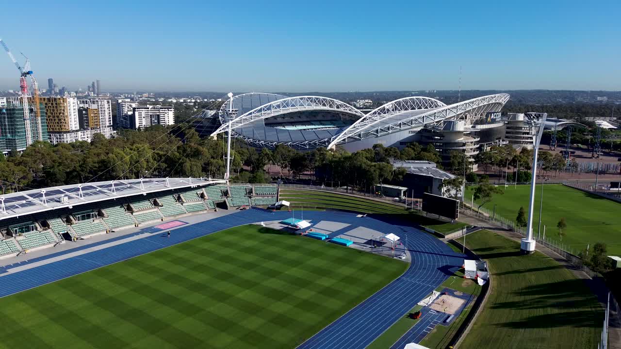 instalación de entrenamiento de atletismo aéreo de drones oval arena de fitness deportivo acor estadio pista de carrera asientos velódromo sydney parque olímpico homebush bay nsw oeste de sydney australia turismo 4k