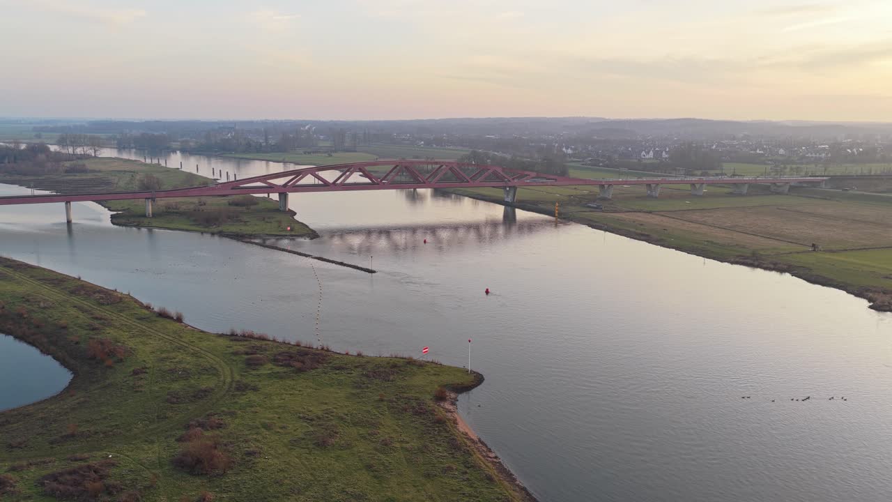 Clip video aerea del trasporto ferroviario sullo Spoorbrug De Hanzeboog
