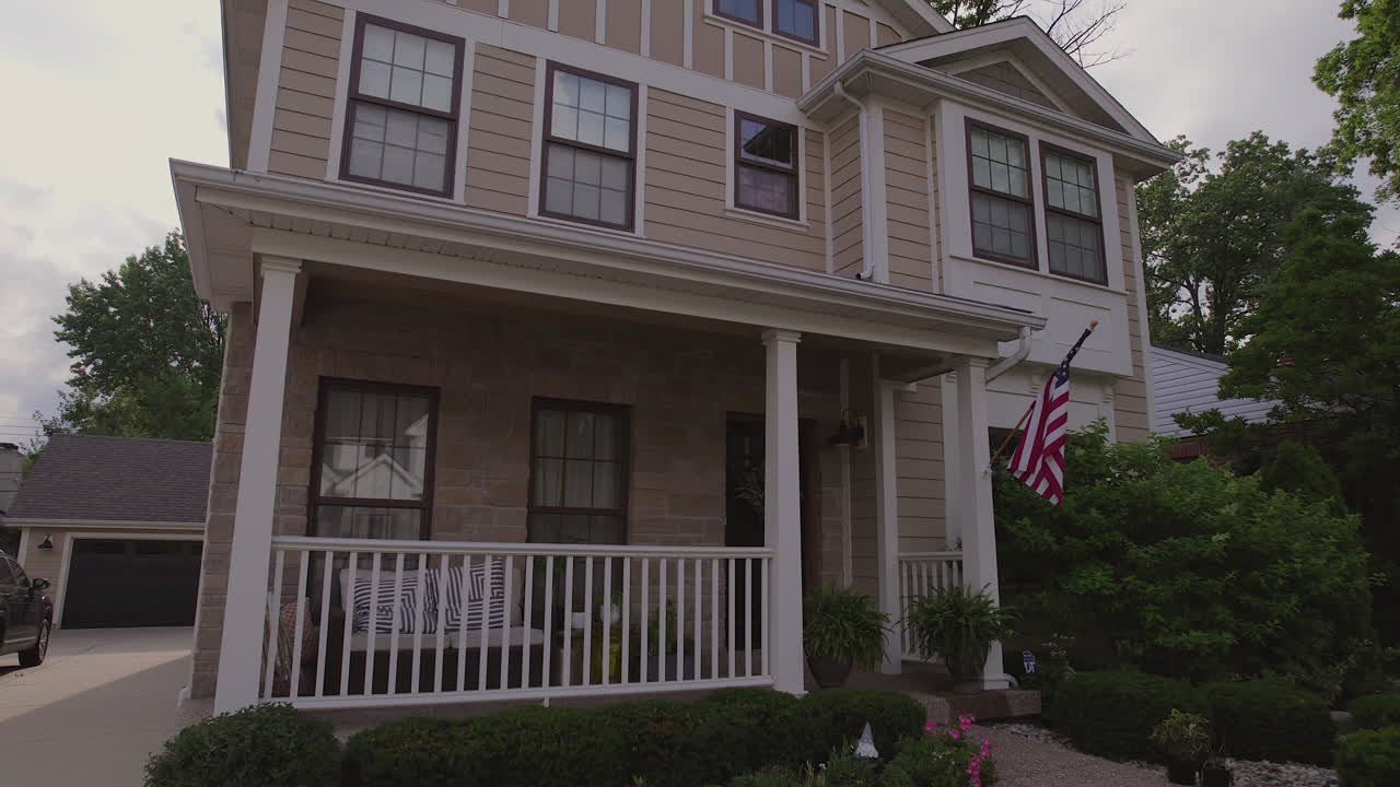 여름날 교외의 집을 향해 천천히 밀다