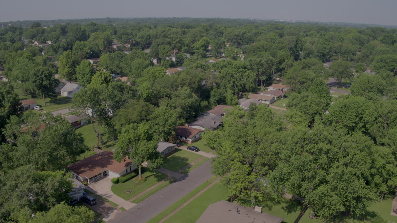 deriva aérea sobre casas estilo rancho en los suburbios