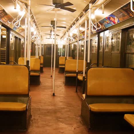 vagón de metro de la década de 1850 de nueva york interior vacío