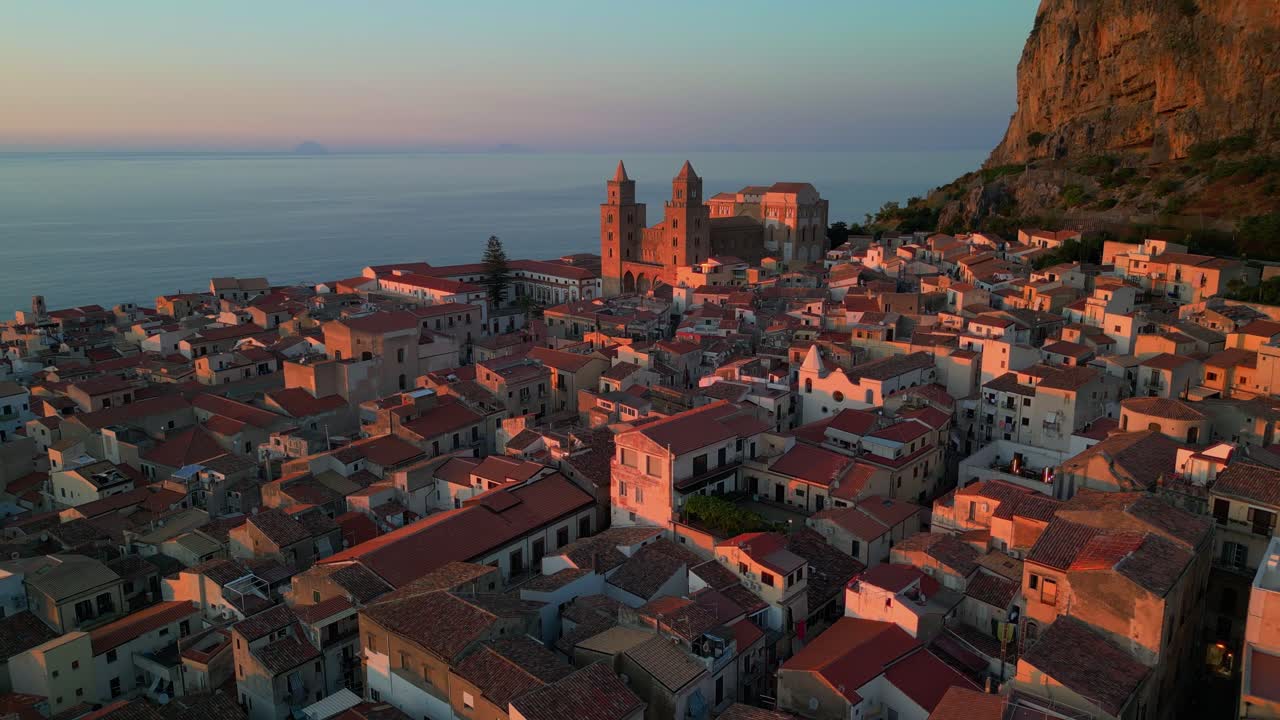 Filmagem aérea mostrando Cefalù como um destino clássico à beira-mar na Sicília