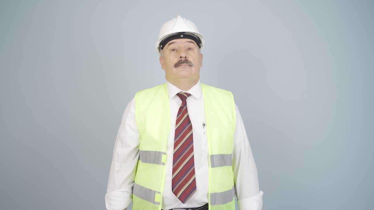 el ingeniero escucha a la cámara y no aprueba.