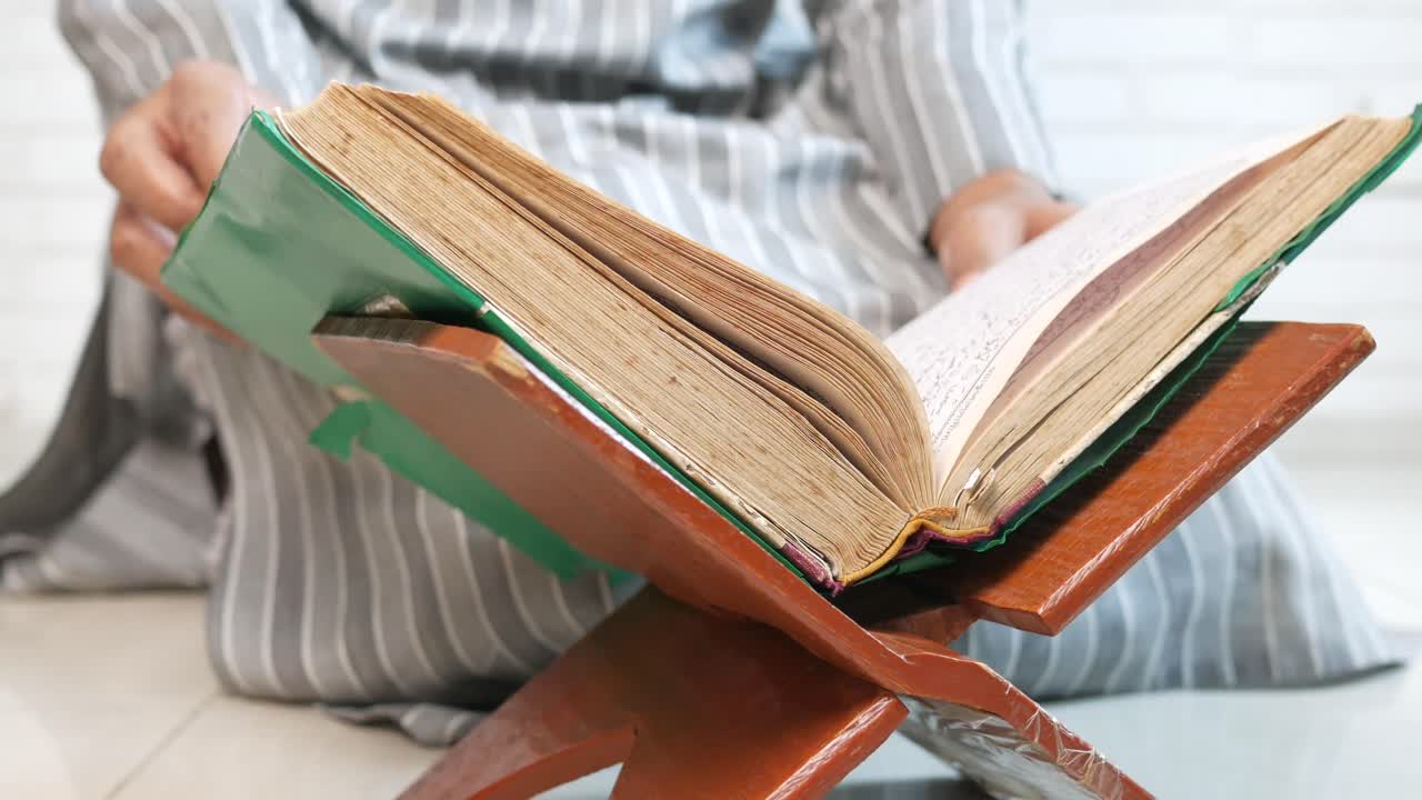 꾸란을 읽는 사람