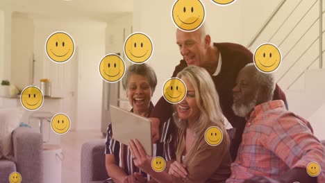 Animation-Von-Emoji-Symbolen-über-Einer-Vielfältigen-Gruppe-Von-Senioren-Mit-Tablet