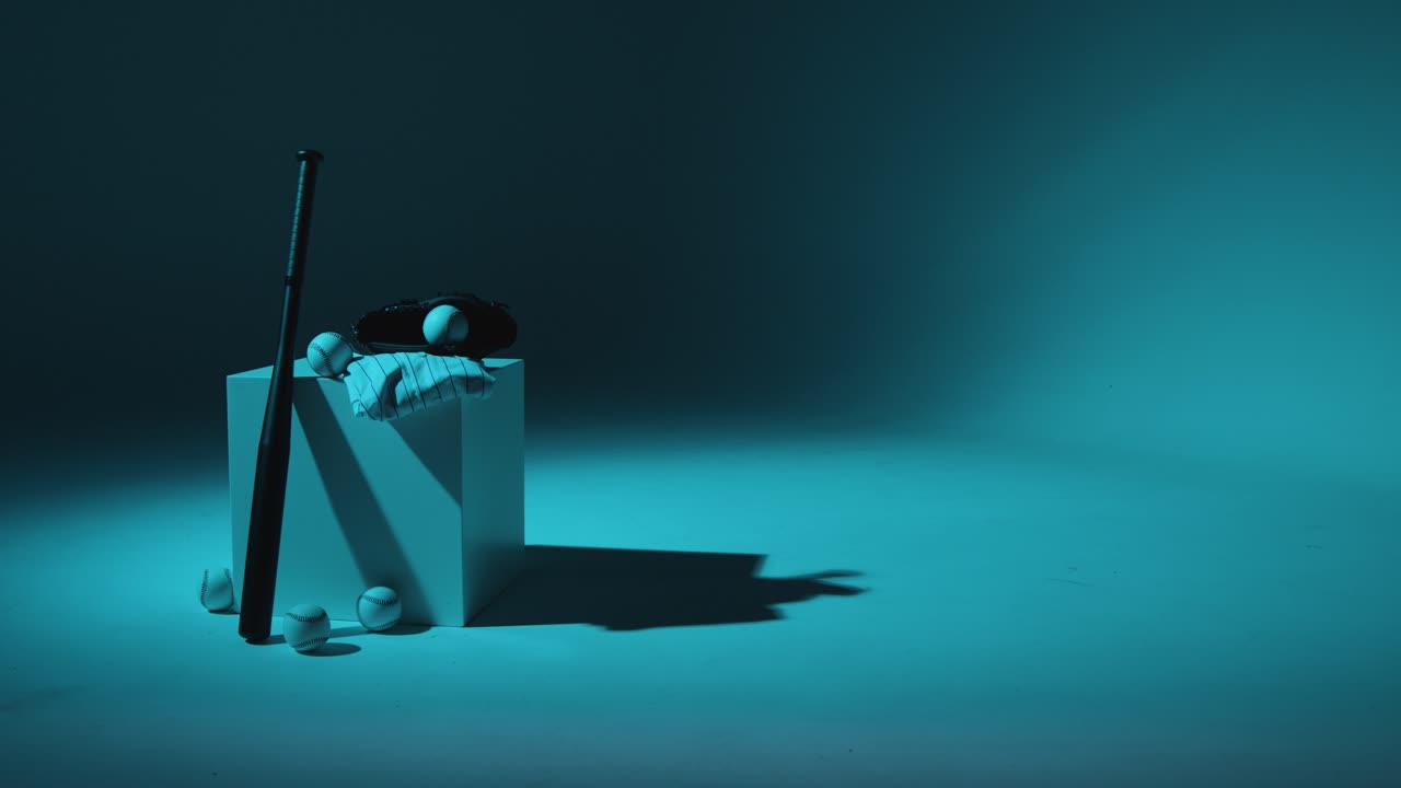 야구 스튜디오에 박 ⁇  공을 잡는 선수들과 파란색 조명과 함께 팀 저지