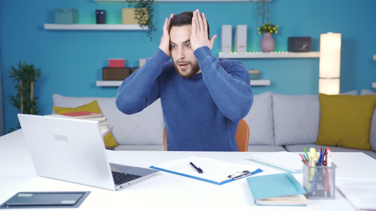 el hombre que trabaja en la oficina de casa se sorprende por lo que ve en la computadora portátil. hombre independiente frustrado.