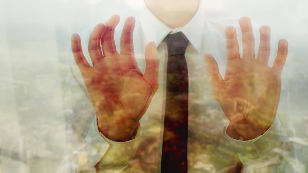 hombre de negocios tocando sus dedos contra una ventana