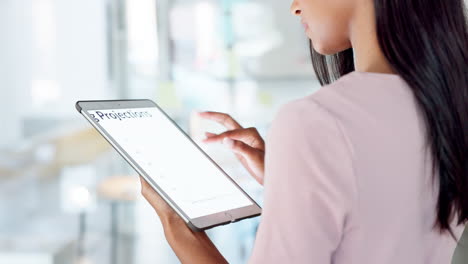 mujer de negocios con una tableta trabajando en una startup